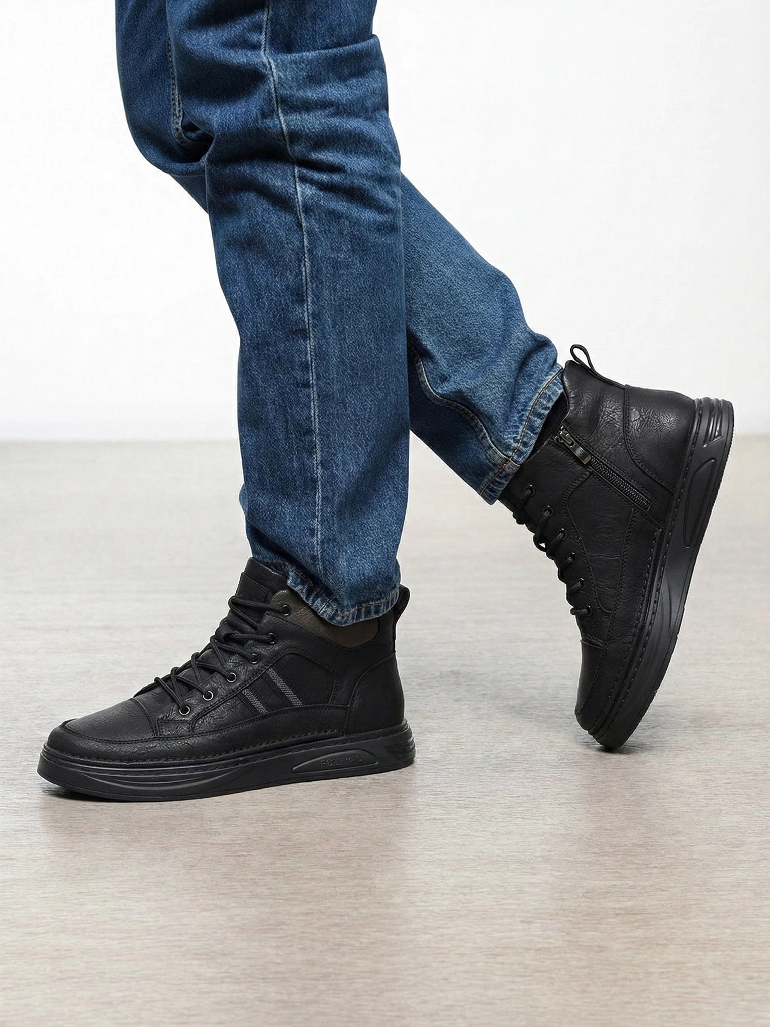 Ботинки черного цвета на низкой подошве